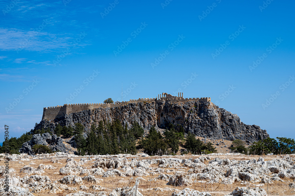 Fototapeta premium Elevated panorama view of majestic Lindos acropolis on a sunny day