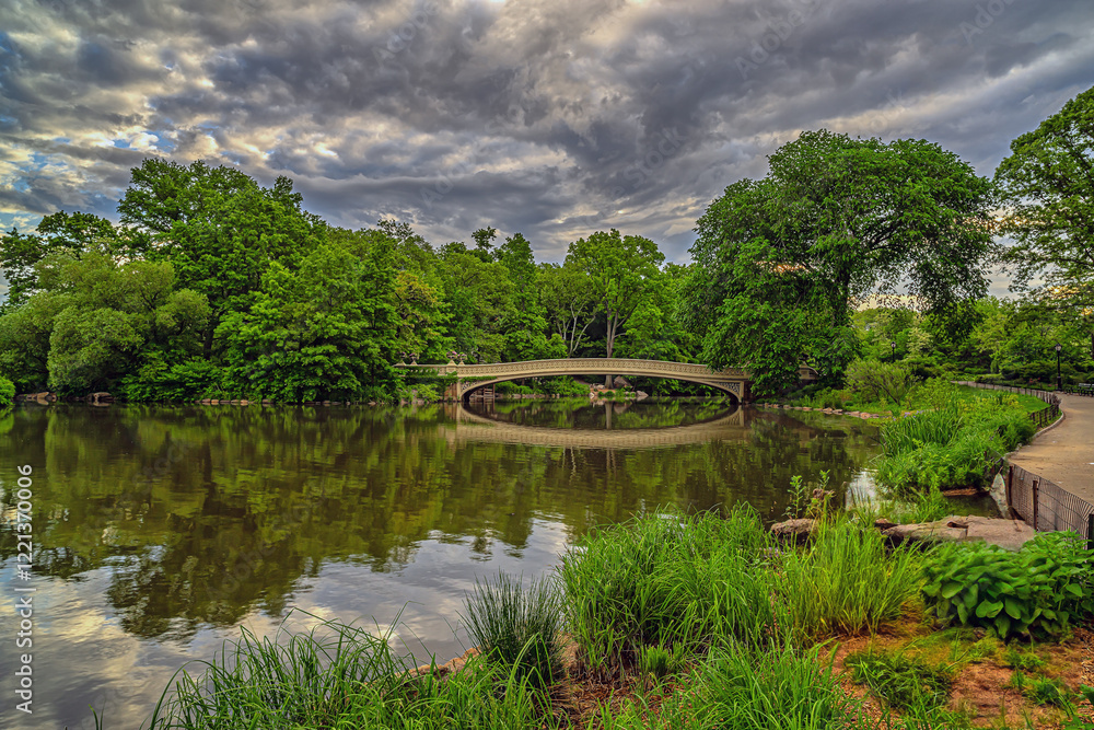 Fototapeta premium Bow bridge in early morning