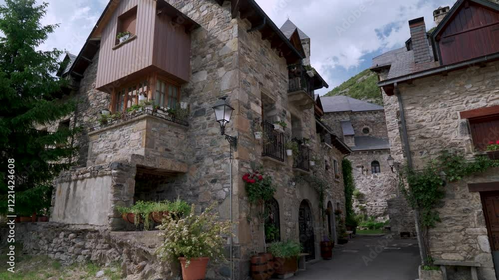 Puebo medieval de piedra en los pirineos entre España y Francia un día soleado con cielo azul y nubes. Desde Lanuza, Sallent de Gállego, Huesca, Aragón, España, Europa. Puebo medieval de piedra en los pirineos entre España y Francia un día soleado con cielo azul y nubes. Desde Lanuza, Sallent de Gállego, Huesca, Aragón, España, Europa.