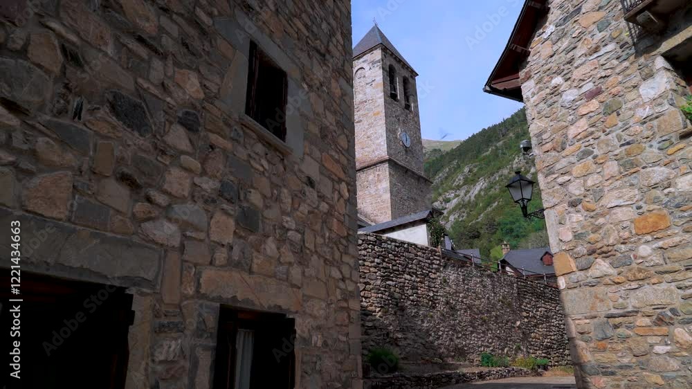 Paisaje urbano de un pueblo medieval, con una torre y movimiento de cámara, un día soleado con cielo azul. Desde los Pirineos, entre España y Francia.
Paisaje urbano de un pueblo medieval, con una torre y movimiento de cámara, un día soleado con cielo azul. Desde los Pirineos, entre España y Francia.