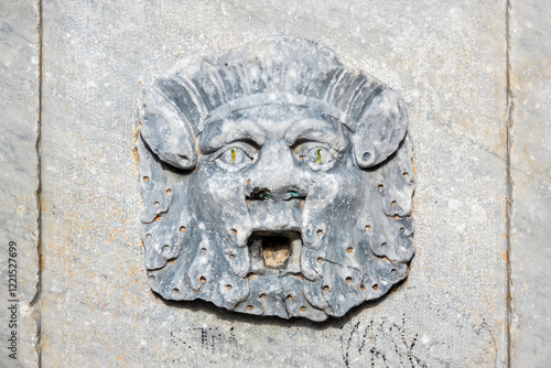 Obraz na płótnie Fountain in Piazza San Martino w salonie