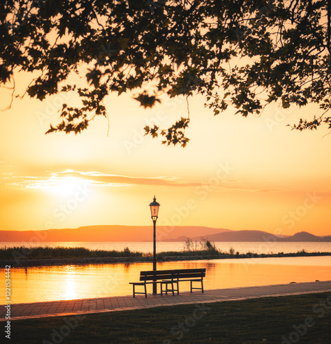 Obraz na płótnie Nice sunset over lake Balaton at Fonyód, Hungary w salonie