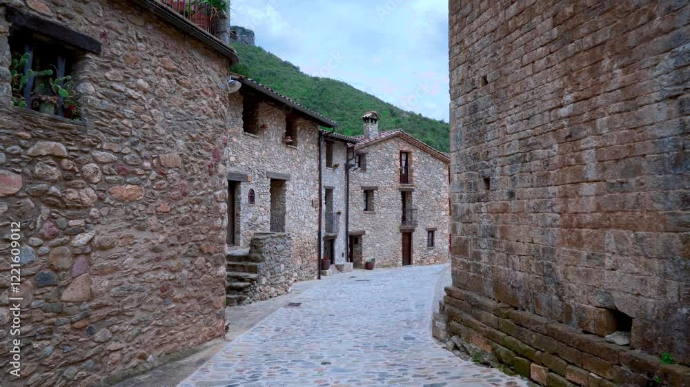 Pueblo medieval entre las montañas con movimiento de cámara. Desde Beget, Gerona, Cataluña, España, Europa. Pueblo medieval entre las montañas con movimiento de cámara. Desde Beget, Gerona, Cataluña, España, Europa.
