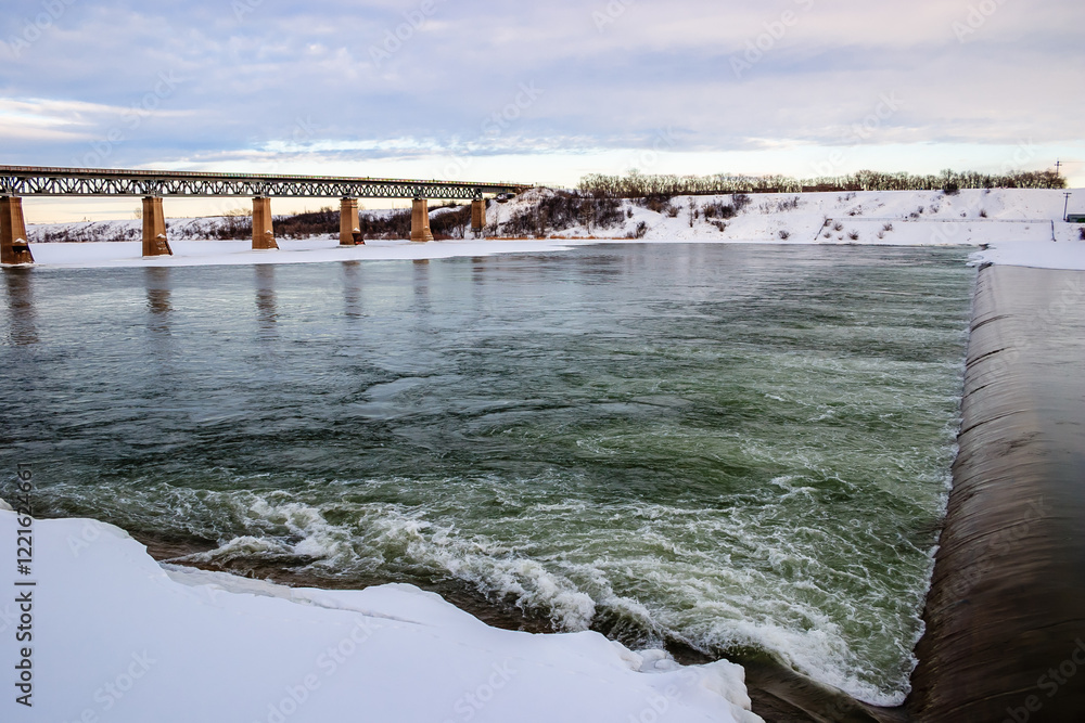 Obraz premium A bridge spans a river with a greenish tint to it