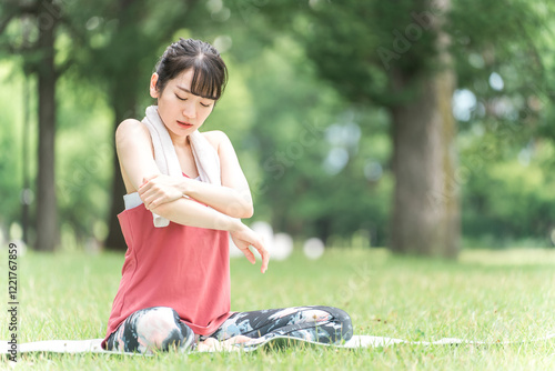 虫刺され・スキンケアに苦しむ若い女性(ヨガ・運動)
 photo