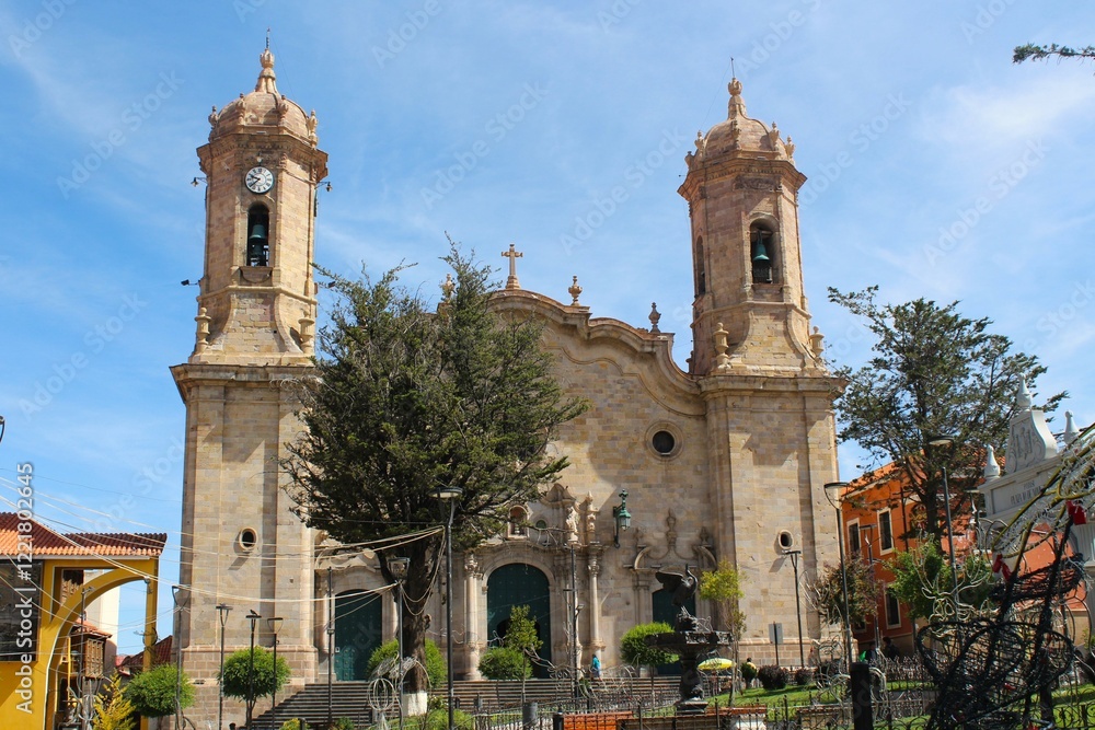 Obraz premium A photograph of historic architecture, colonial buildings, and public spaces in a charming Bolivian city. The image captures cultural heritage, intricate architectural details and urban designs