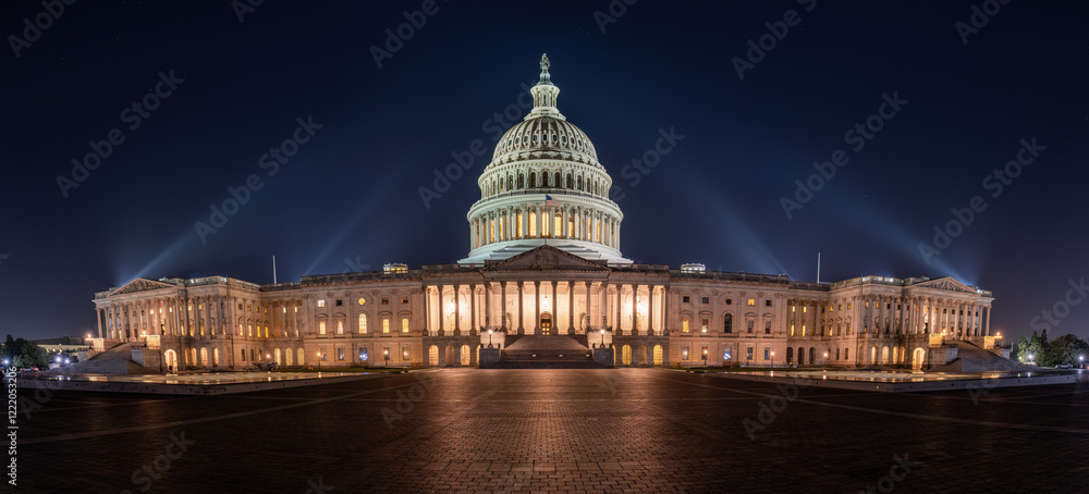 Fototapeta premium Panorama of the illuminated U.S. Capitol Building in Washington D.C. at night