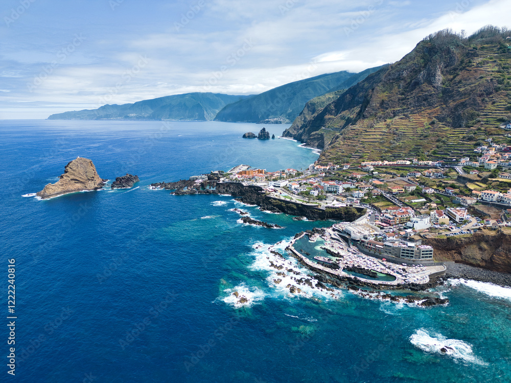 Obraz premium Natural swimming pool, volcanic rocks, Atlantic Ocean, Madeira coast, aerial photography
