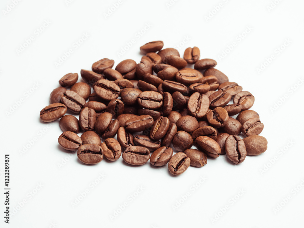 Naklejka premium roasted coffee beans isolated in white background