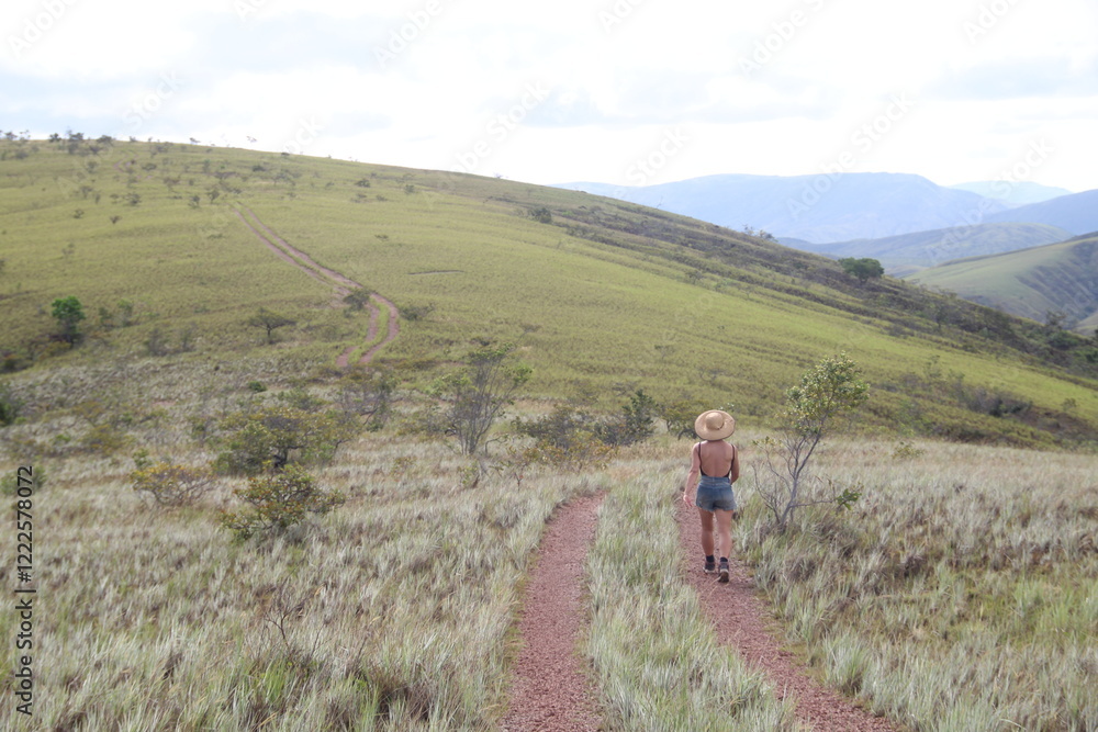 mulher em trilha em uiramutã, roraima mulher em trilha em uiramutã, roraima