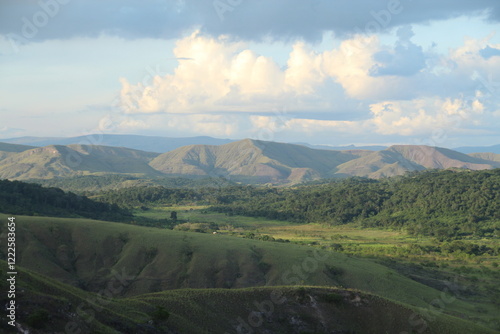 paisagem de montanhas e lavrados no extremo norte do brasil em uiramutã, roraima