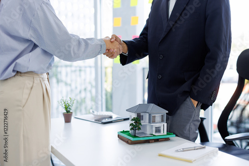 Wallpaper Mural Handshake Real estate brokerage agent Deliver a sample of a model house to the customer, mortgage loan agreement Making lease and buy and sell house And contract home insurance mortgage loan concept	 Torontodigital.ca