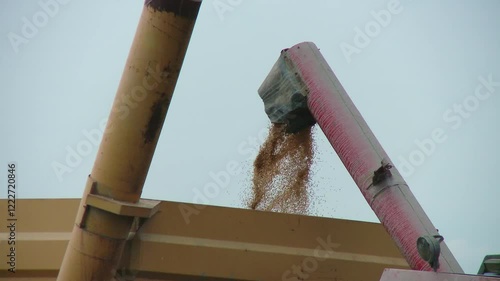 A detailed sequence showcasing industrial grain and rice storage processes, from unloading grains into silos to bulk storage. Highlights food sovereignty efforts, combating hunger and climate change.
