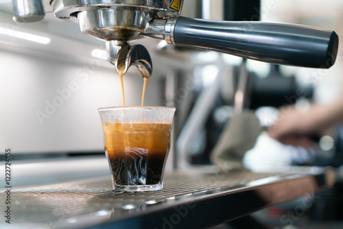 Obraz na płótnie Professional espresso coffee making machine in a restaurant w salonie