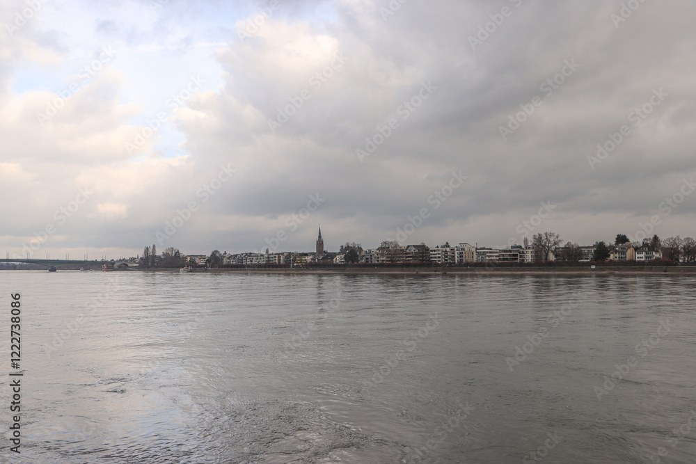 Blick über den Rhein zum Bonner Stadtteil Beuel
