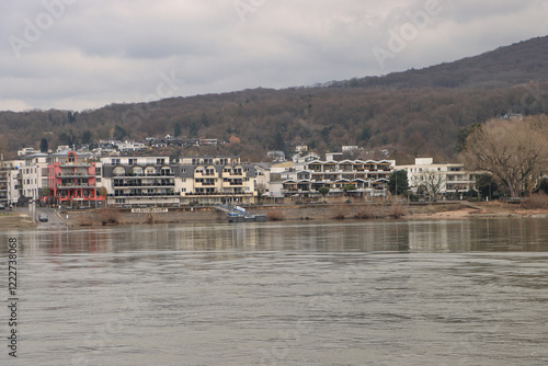 Rheinufer in Niederdollendorf; Blick von Bonn über den Fluss photo