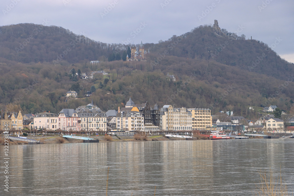Panorama von Königswinter am Rhein mit Drachenburg und Drachenfels; Blick von Bad Godesberg
