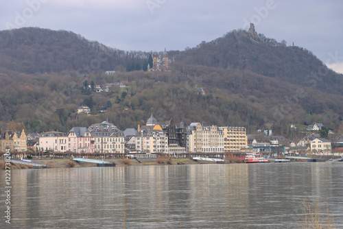 Obraz na płótnie Panorama von Königswinter am Rhein mit Drachenburg und Drachenfels; Blick von Bad Godesberg w salonie