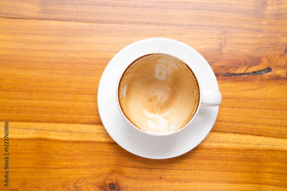 Obraz premium Empty coffee cup on wooden table background