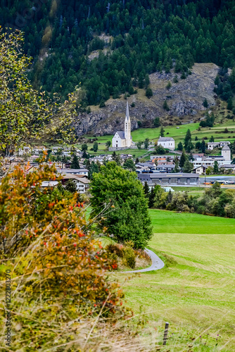 Zernez, Dorf, Ofenpass, Kirche, Nationalpark, Herbst, Herbstfarben, Herbstwanderung, Graubünden, Engadin, Pass, Passstrasse, Val Müstair, Inn, Fluss, Inntal, Alpen, Schweiz photo