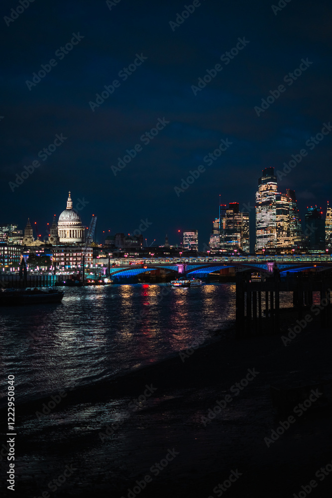Fototapeta premium Night scape over London Skyline with Thames river view in England