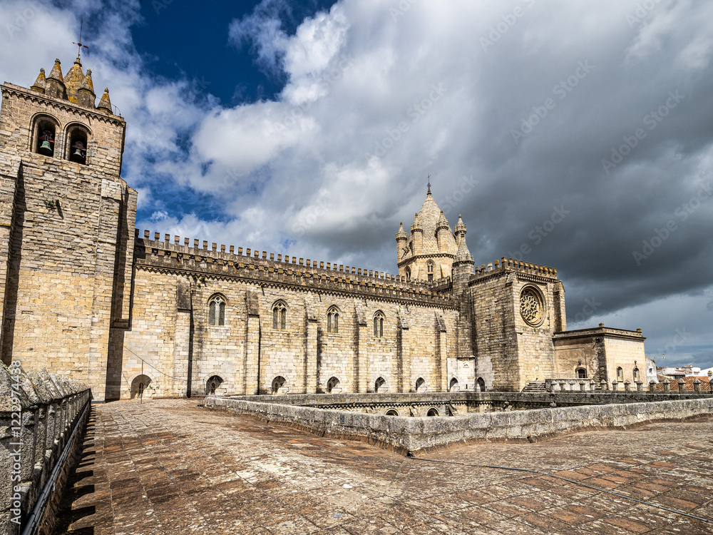 Fototapeta premium Massive Roman catholic church or Cathedral of Evora in Portugal known as Se de Evora