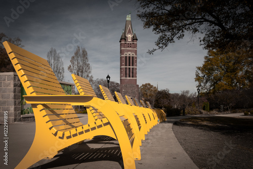 Schilderij op canvas Bright yellow park benches and vintage bell tower in Salisbury, North Carolina