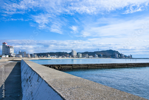 愛知県知多郡南知多町内海の千鳥ヶ浜海水浴場の青い空