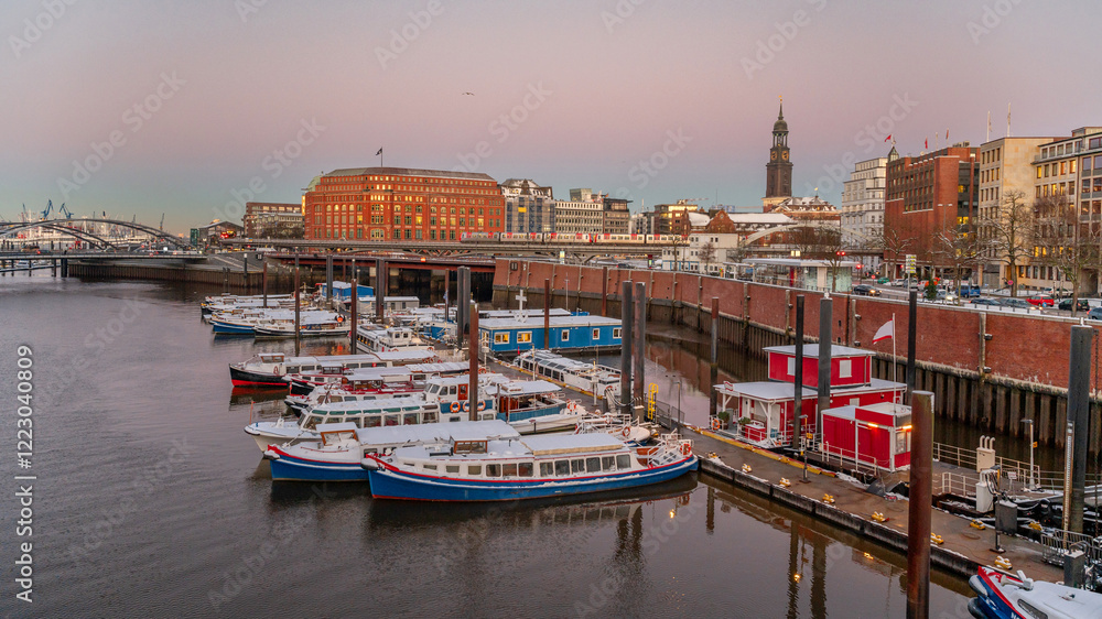 Obraz premium Binnenhafen in Hamburg mit Barkassen im Winter