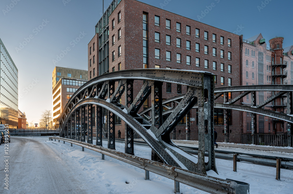 Fototapeta premium Letztes Licht in der Hamburger Speicherstadt im Winter