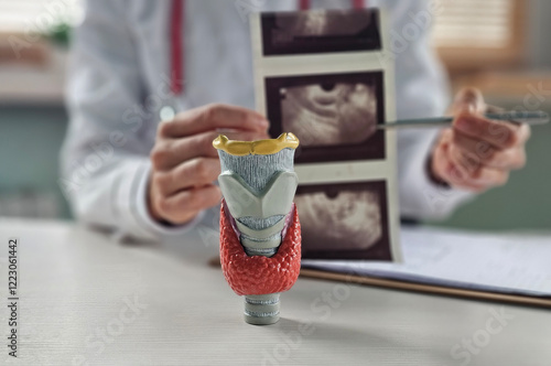 Foto The doctor holds the results of a thyroid ultrasound examination