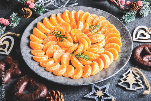 Obraz na płótnie plate of clementine wedges arranged in a circle with christmas decoration w salonie