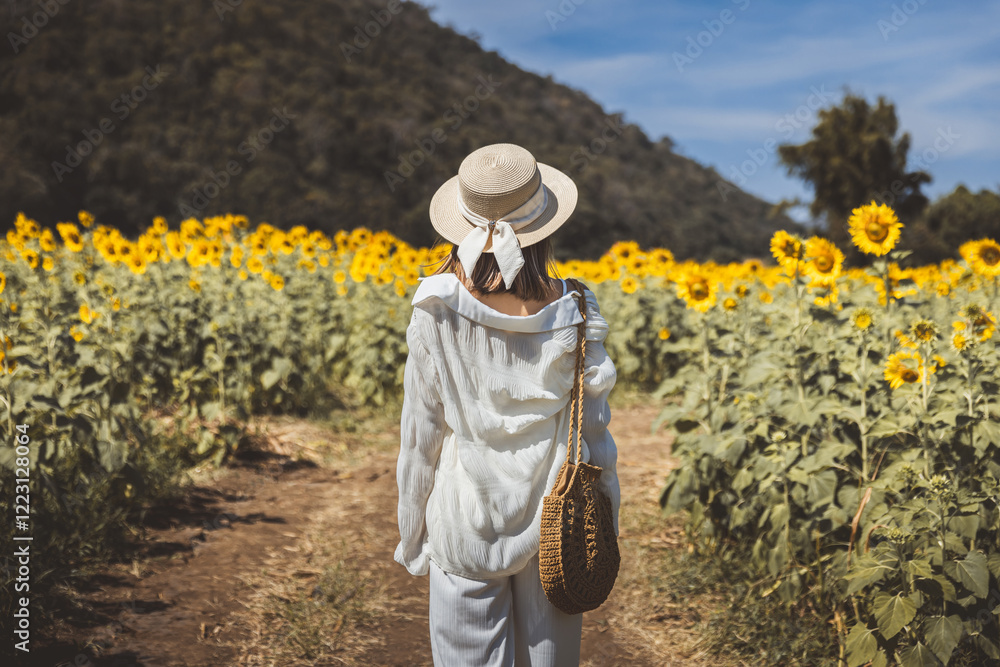 Φωτογραφία Happy traveler asian woman with hat relax and travel in sunflower field farm wit