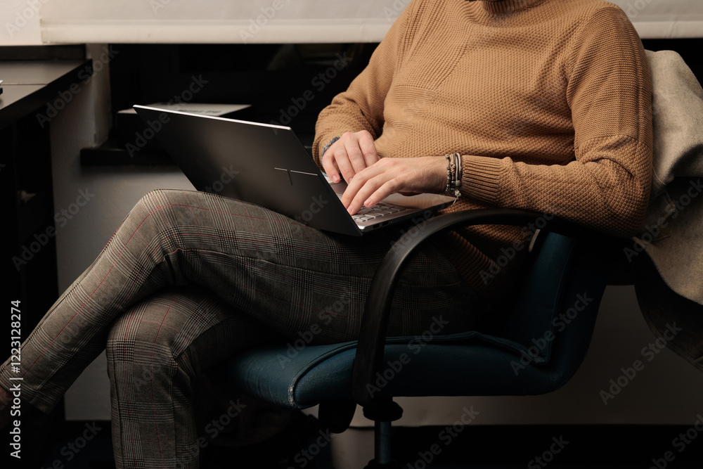 Φωτογραφία giovane uomo adulto italiano irriconoscibile, vestito con abiti casual e alla mo