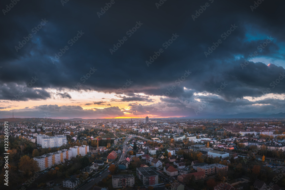 Fototapeta premium Dramatic Sunset Over a Vibrant Cityscape
