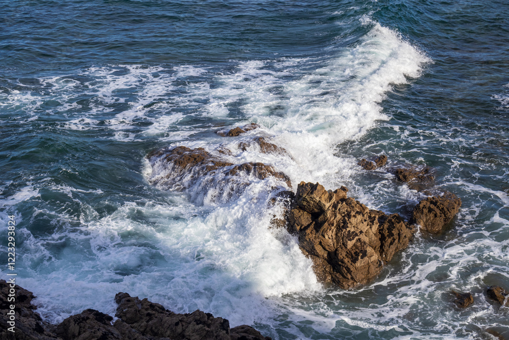 Naklejka premium waves on the rocks