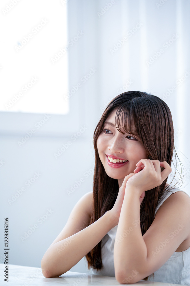 リビングで微笑む日本人女性 リビングで微笑む日本人女性
