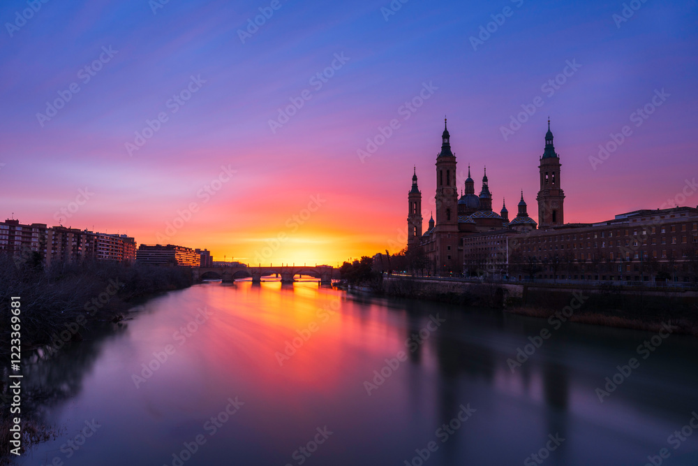 Fototapeta premium Amanecer en Zaragoza en larga exposición con río Ebro