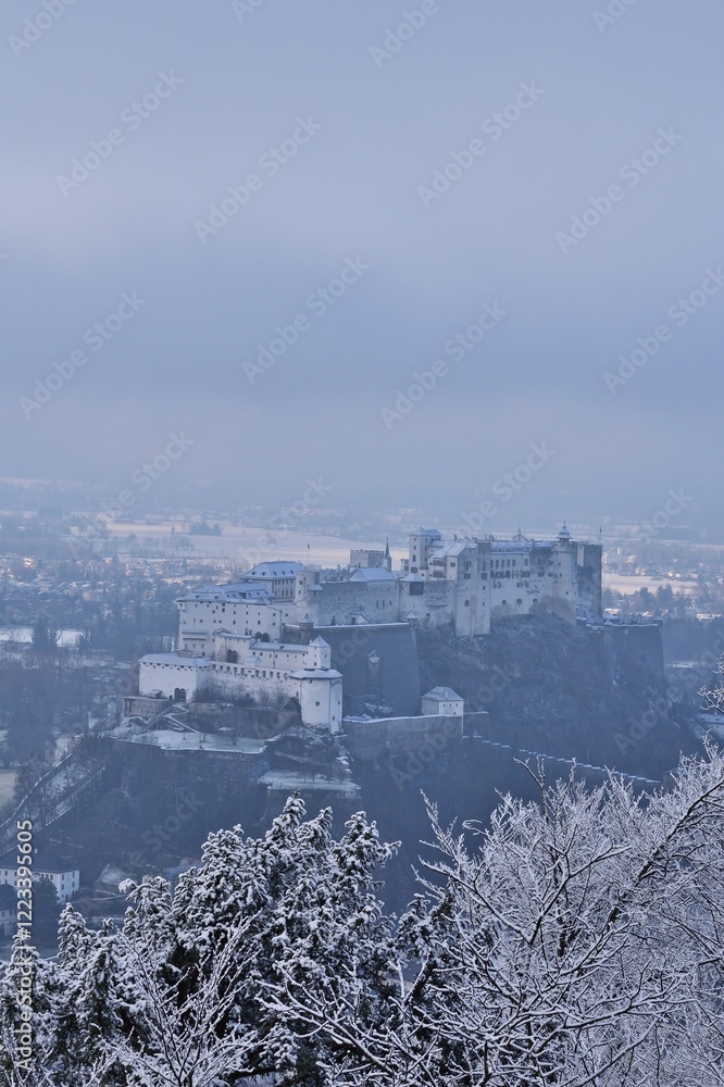 Burg Hohensalzburg, Österreich, vertikal im Winter Burg Hohensalzburg, Österreich, vertikal im Winter