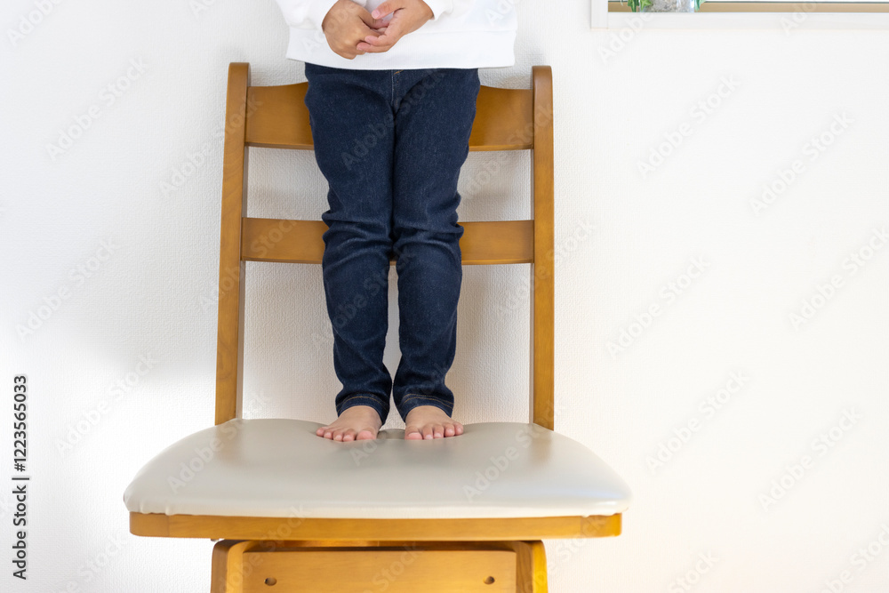 椅子の上に立っている女の子の脚(日本人、4歳、顔無し)
