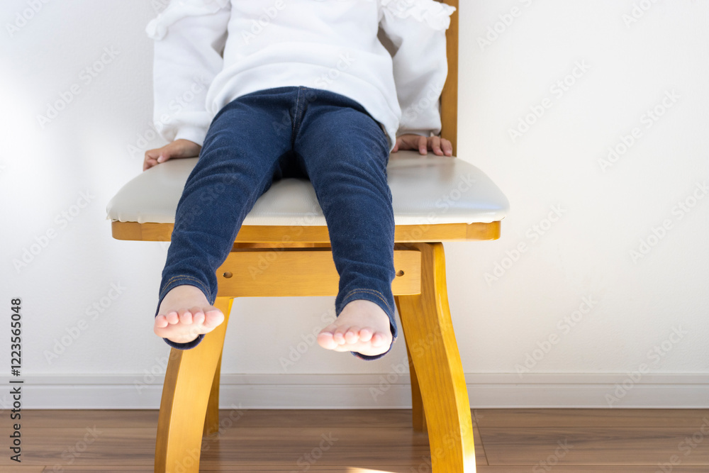 大きい椅子に座る女の子の脚(日本人、4歳、顔無し)