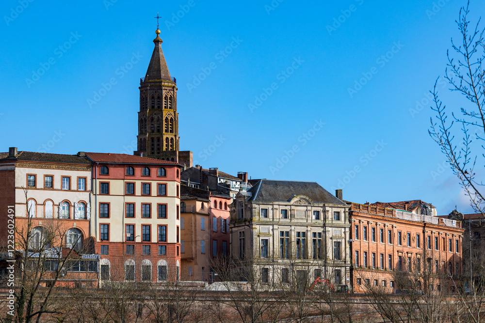 Fototapeta premium Red-brick bell tower of Saint-Jacques Church overlooking the city center of Montauban
