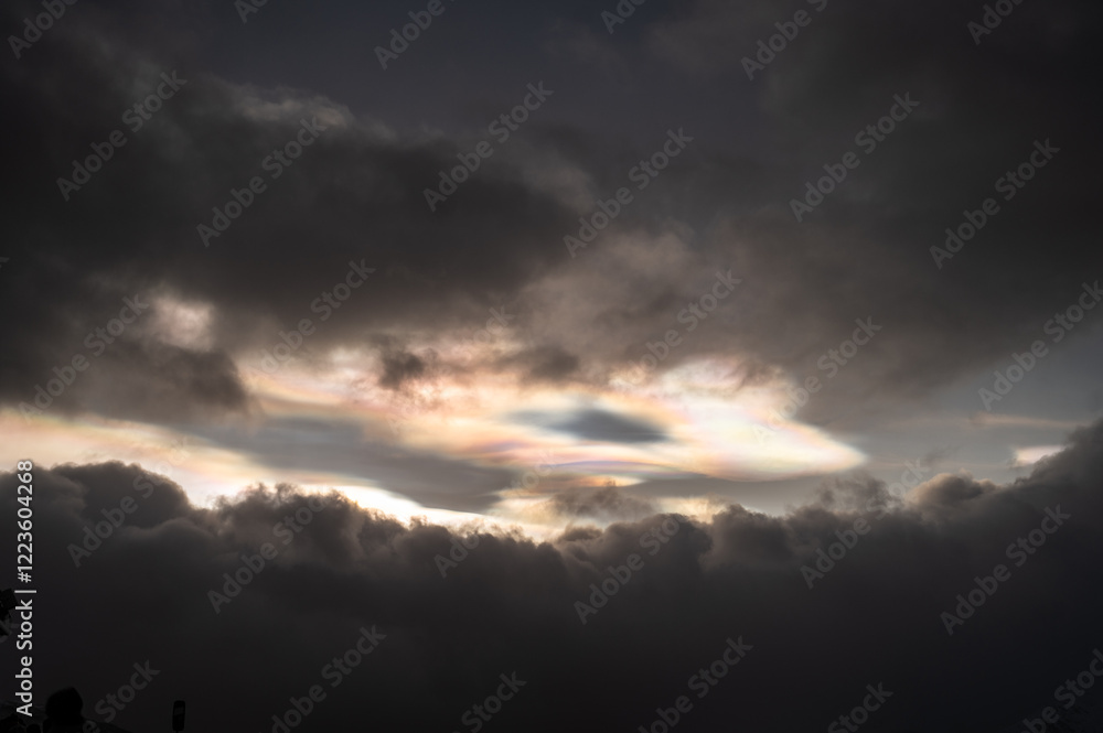 Fototapeta premium Queste immagini catturano l’affascinante fenomeno delle nuvole stratosferiche polari, viste sopra Tromsø, Norvegia. Uno spettacolo raro, dove il cielo si trasforma in un’opera d’arte naturale.