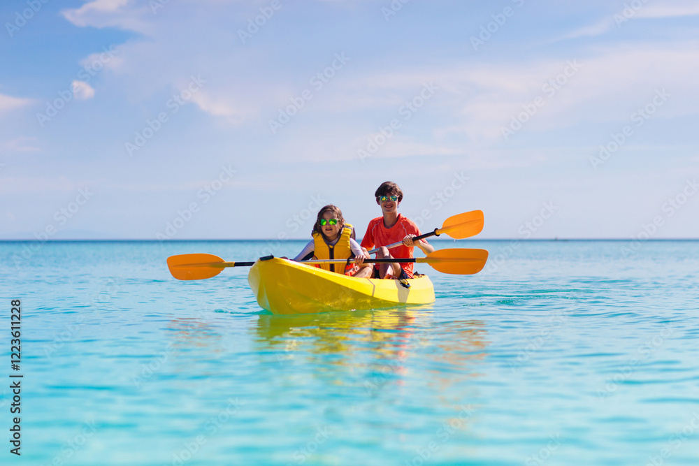 Φωτογραφία Kids kayaking in ocean. Family in kayak in tropical sea
