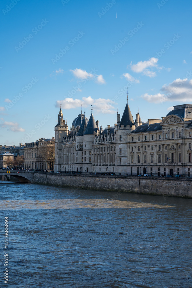 Obraz premium Majestic riverside architecture along the Seine under a blue sky