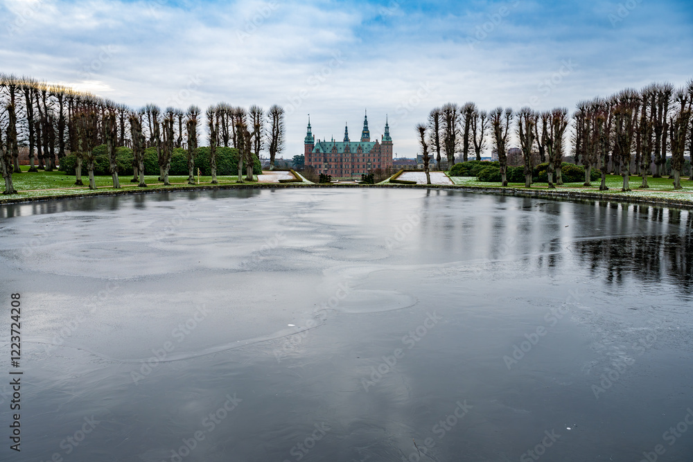 Obraz premium A nice view at Frederiksborg Castle with reflections