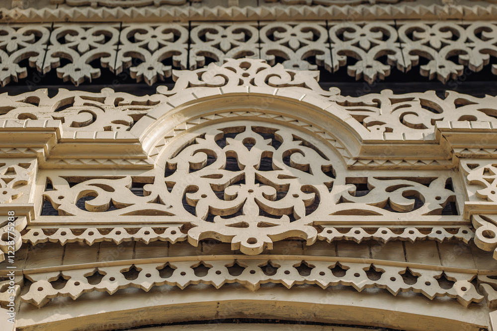 Obraz premium Intricate carvings and decorative elements adorn a traditional russian building, highlighting the rich history and craftsmanship of the region