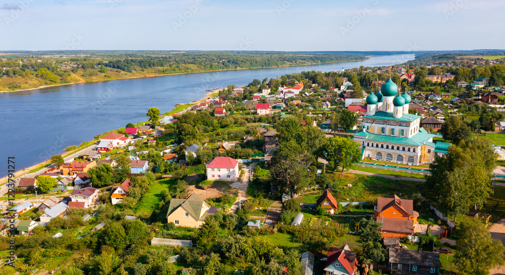 Φωτογραφία Scenic general aerial view of Russian town of Tutayev divided into two parts by