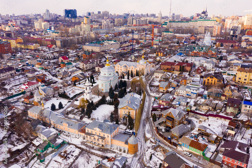 Obraz premium Aerial view of the Alekseevo-Akatov monastery and old residential quarters in winter in Voronezh, Russia.