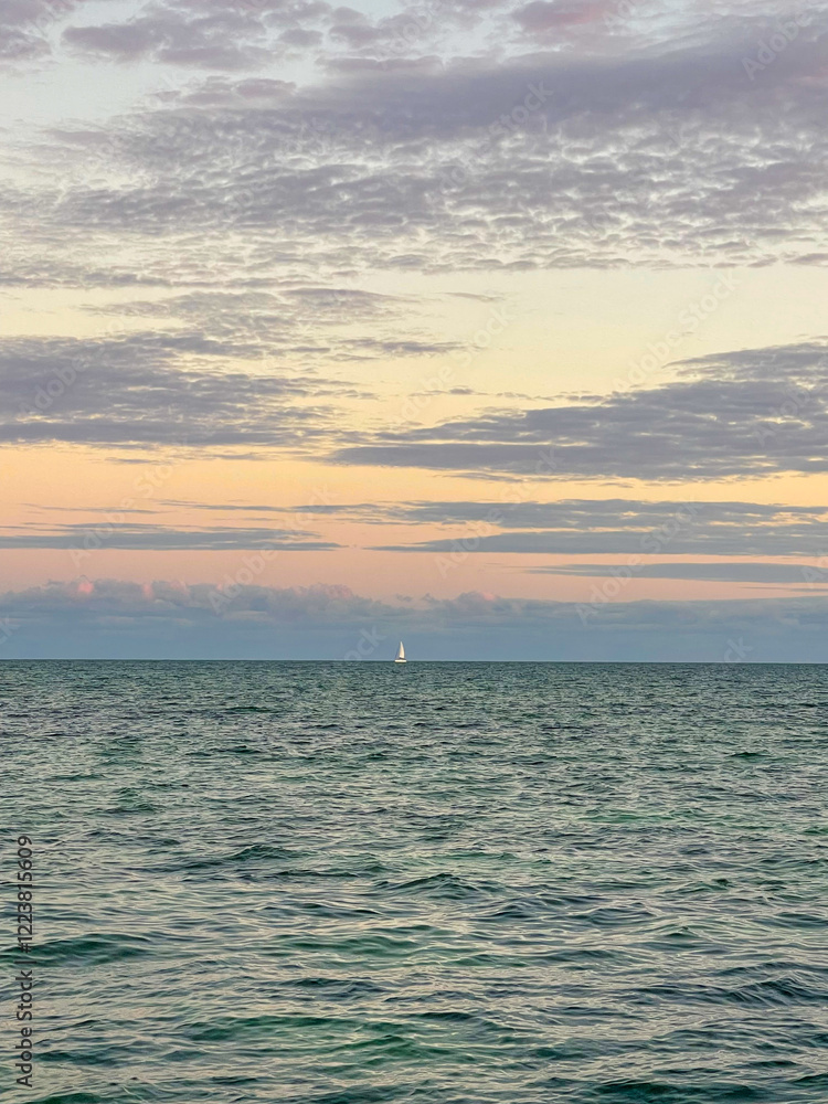 Obraz premium Sailing into Sunset